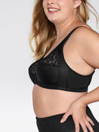 Zijde van vrouw die de soft bh met kant in de kleur zwart van het merk Naturana draagt