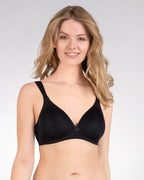 Voorzijde van vrouw die de soft bh met brede bandjes in de kleur zwart van het merk Naturana draagt 