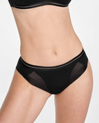 Voorzijde van vrouw die de slip met mesh detail in de kleur zwart van het merk Naturana draagt