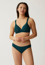 Voorzijde van vrouw die de soft bh met strepen en slip met strepen in de kleur groen van het merk Naturana draagt