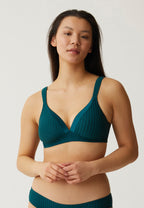 Voorzijde van vrouw die de soft bh met strepen in de kleur groen van het merk Naturana draagt