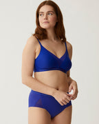 Voorzijde van vrouw die de soft bh met mesh detail en slip met mesh detail in de kleur indigo  van het merk Naturana draagt