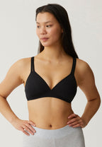 Voorzijde van vrouw die de soft bh met mesh bandjes in de kleur zwart van het merk Naturana draagt