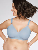 Voorzijde van vrouw die de side smoother bh zonder beugel in de kleur cloud van het merk Naturana draagt
