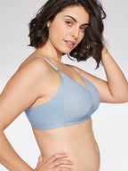 Zijde van vrouw die de side smoother bh zonder beugel in de kleur cloud van het merk Naturana draagt