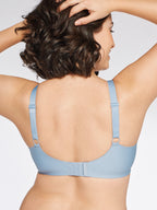 Achterzijde van vrouw die de side smoother bh zonder beugel in de kleur cloud van het merk Naturana draagt