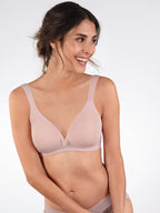 Voorzijde van vrouw die de soft bh met brede bandjes in de kleur mellow rose van het merk Naturana draagt