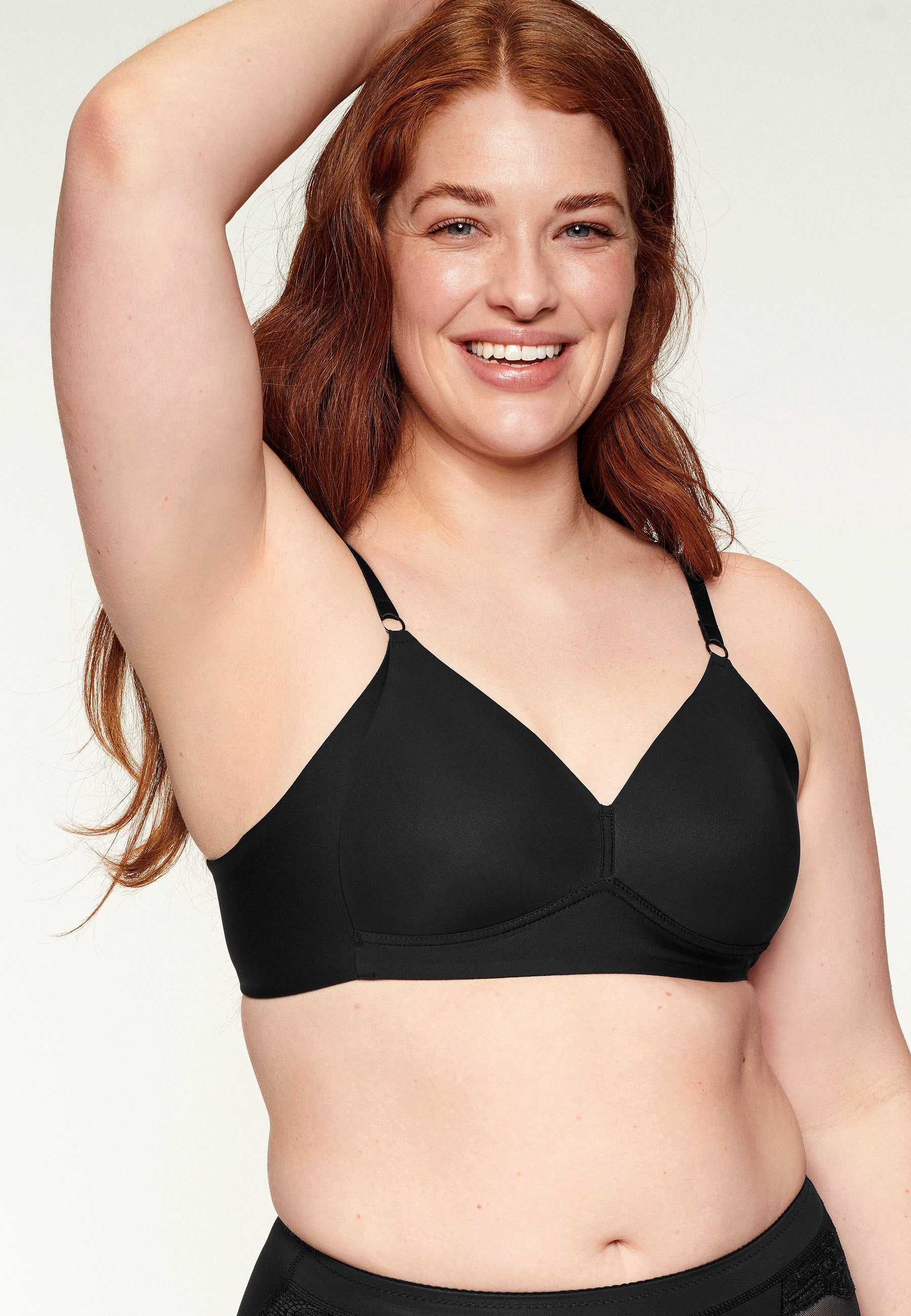 Zijde van vrouw die de side smoother bh zonder beugel in de kleur zwart van het merk Naturana draagt