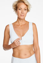 Voorzijde van vrouw die de soft bh met voorsluiting in de kleur wit van het merk Naturana draagt