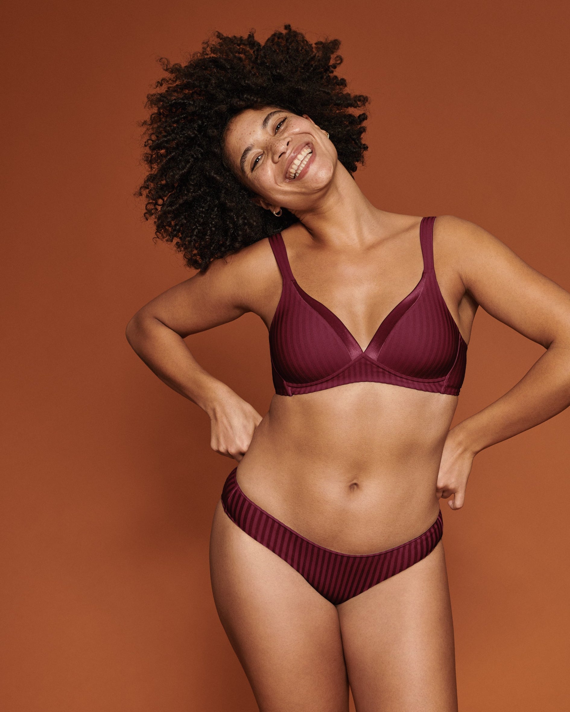 Voorzijde van vrouw die de soft bh met strepen en slip met strepen in de kleur burgundy van het merk Naturana draagt