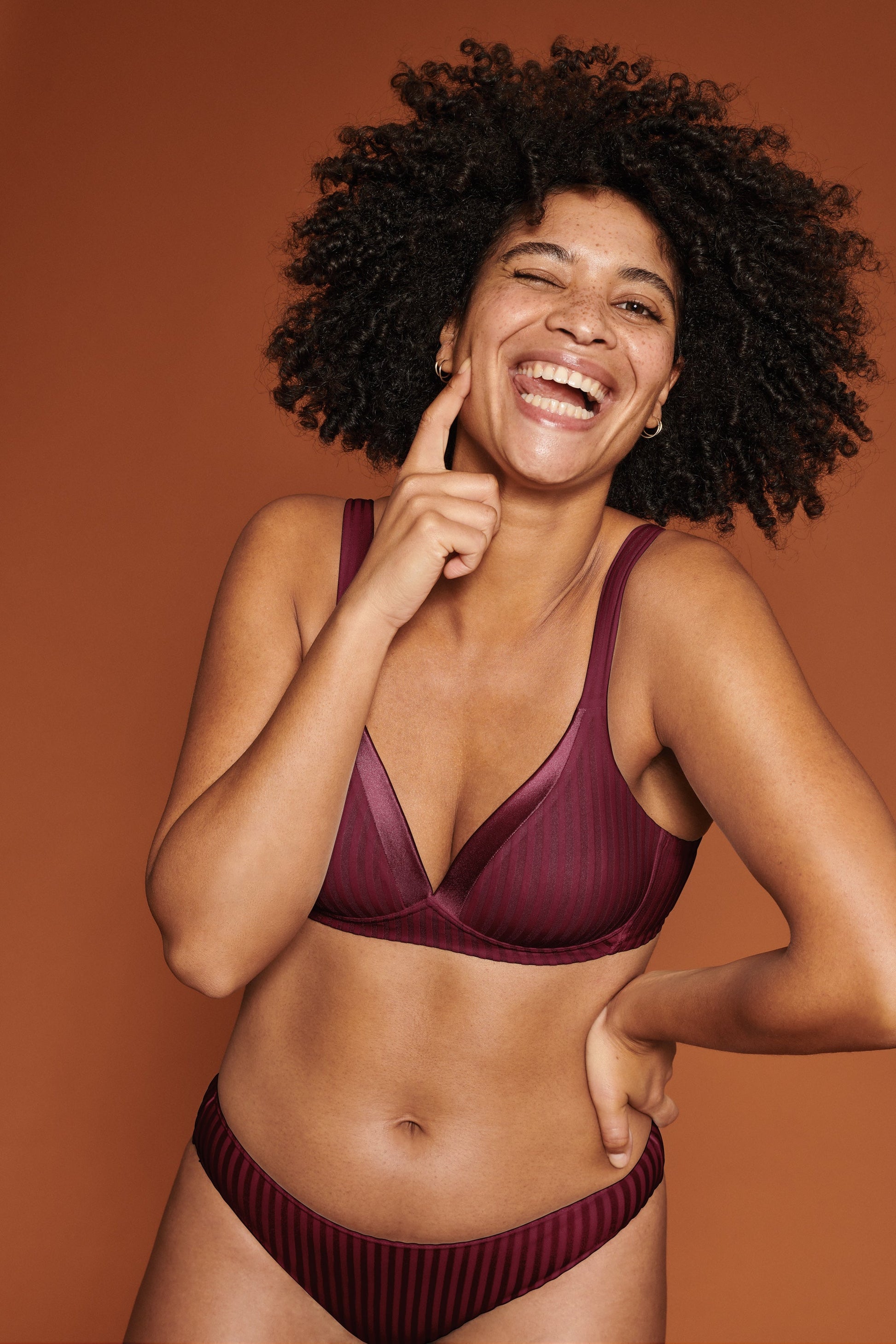 Voorzijde van vrouw die de soft bh met strepen en slip met strepen in de kleur burgundy van het merk Naturana draagt