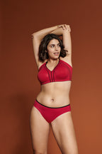 Voorzijde van vrouw die de minimizer bh met side smoother in de kleur rood van het merk Naturana draagt