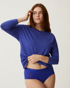 Voorzijde van vrouw die de slip met mesh detail in de kleur indigo  van het merk Naturana draagt