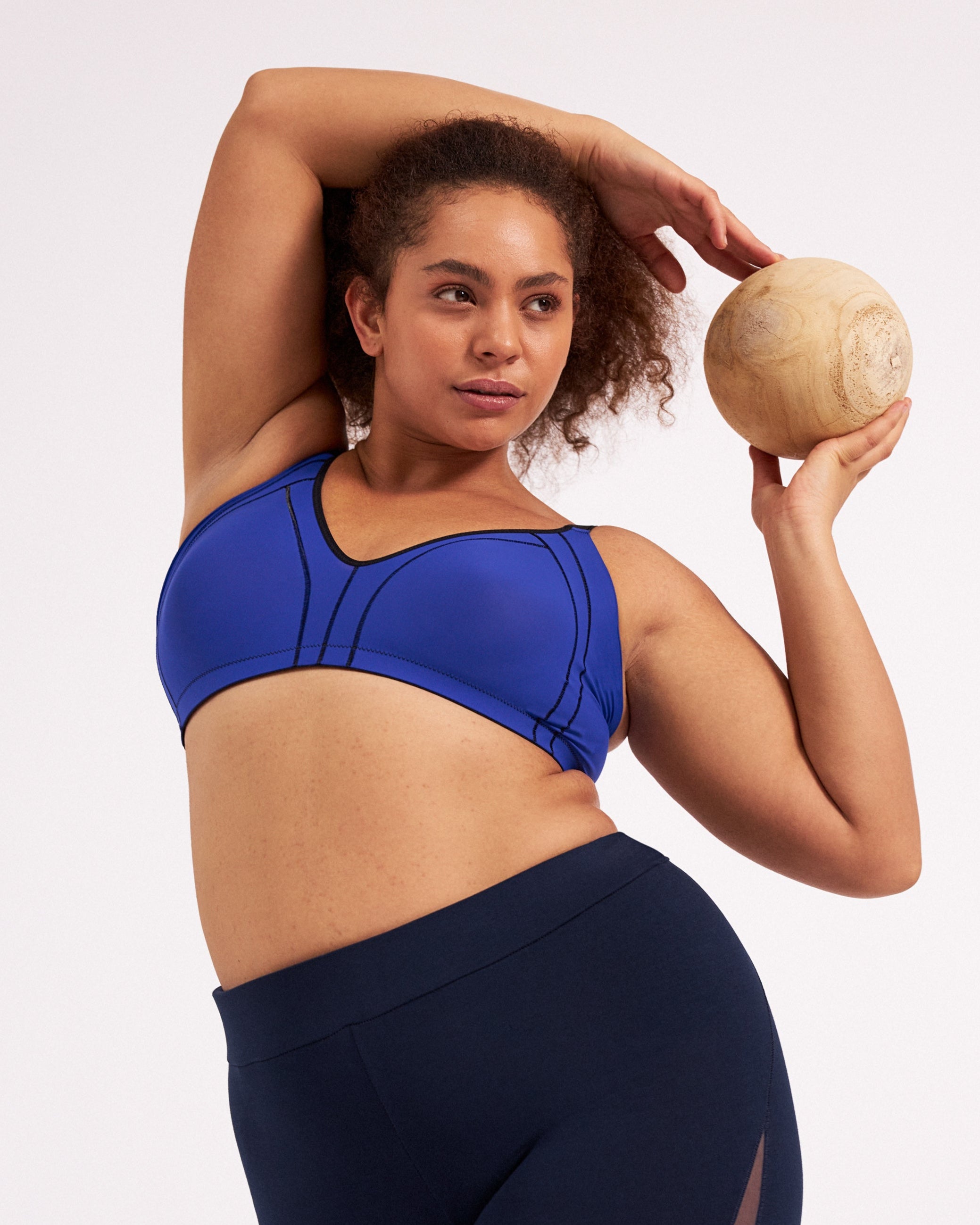 Voorzijde van vrouw die de minimizer bh met side smoother in de kleur indigo van het merk Naturana draagt
