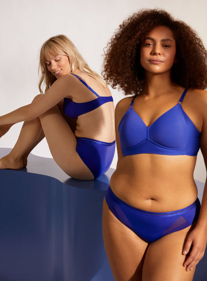 Voorzijde van vrouw die de side smoother bh zonder beugel in de kleur indigo van het merk Naturana draagt