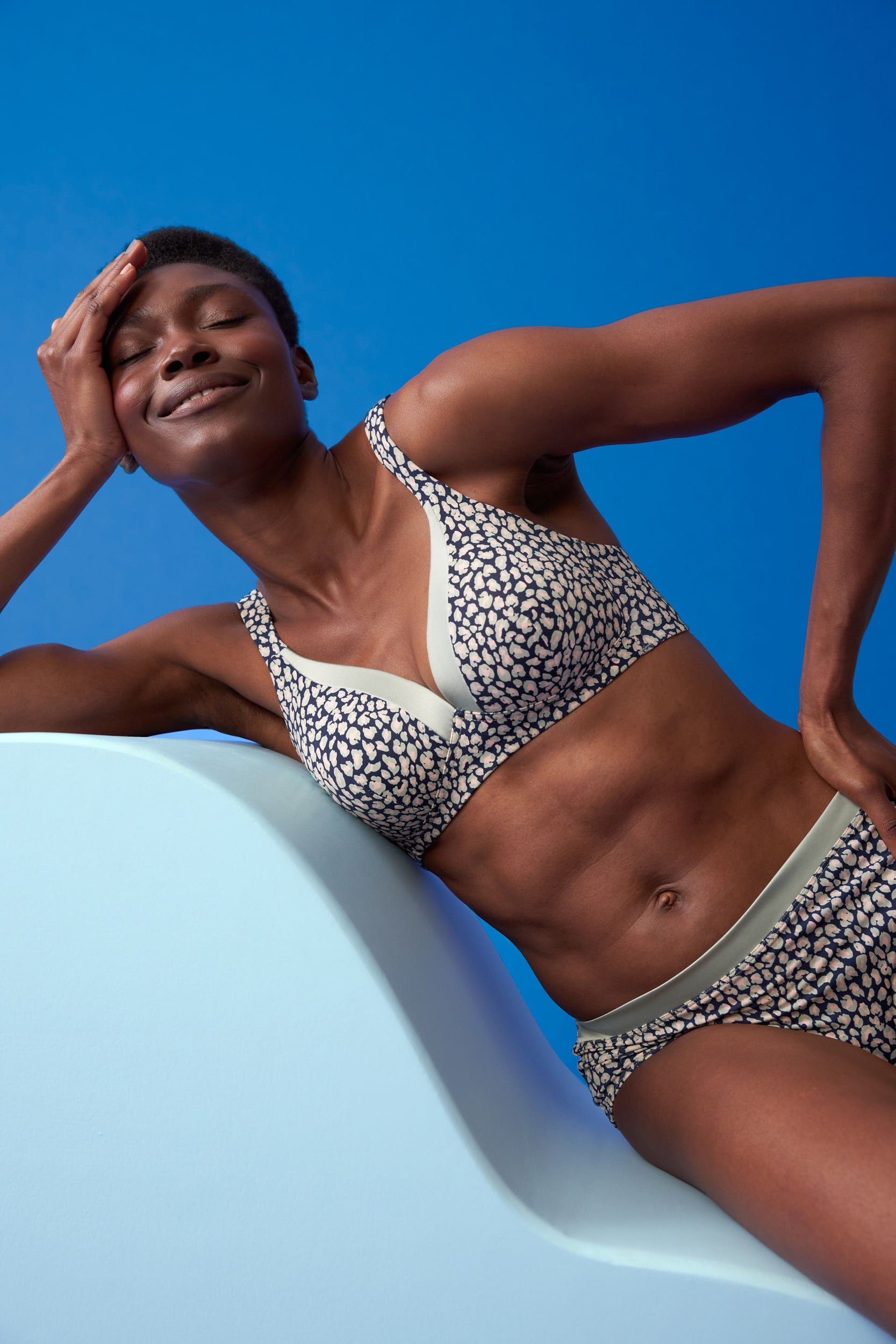 Voorzijde van vrouw die de soft bh met glansband en slip met glansband in de kleur leopard print van het merk Naturana draagt
