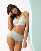 Voorzijde van vrouw die de side smoother bh en high waist slip in de kleur pale greenshield van het merk Naturana draagt