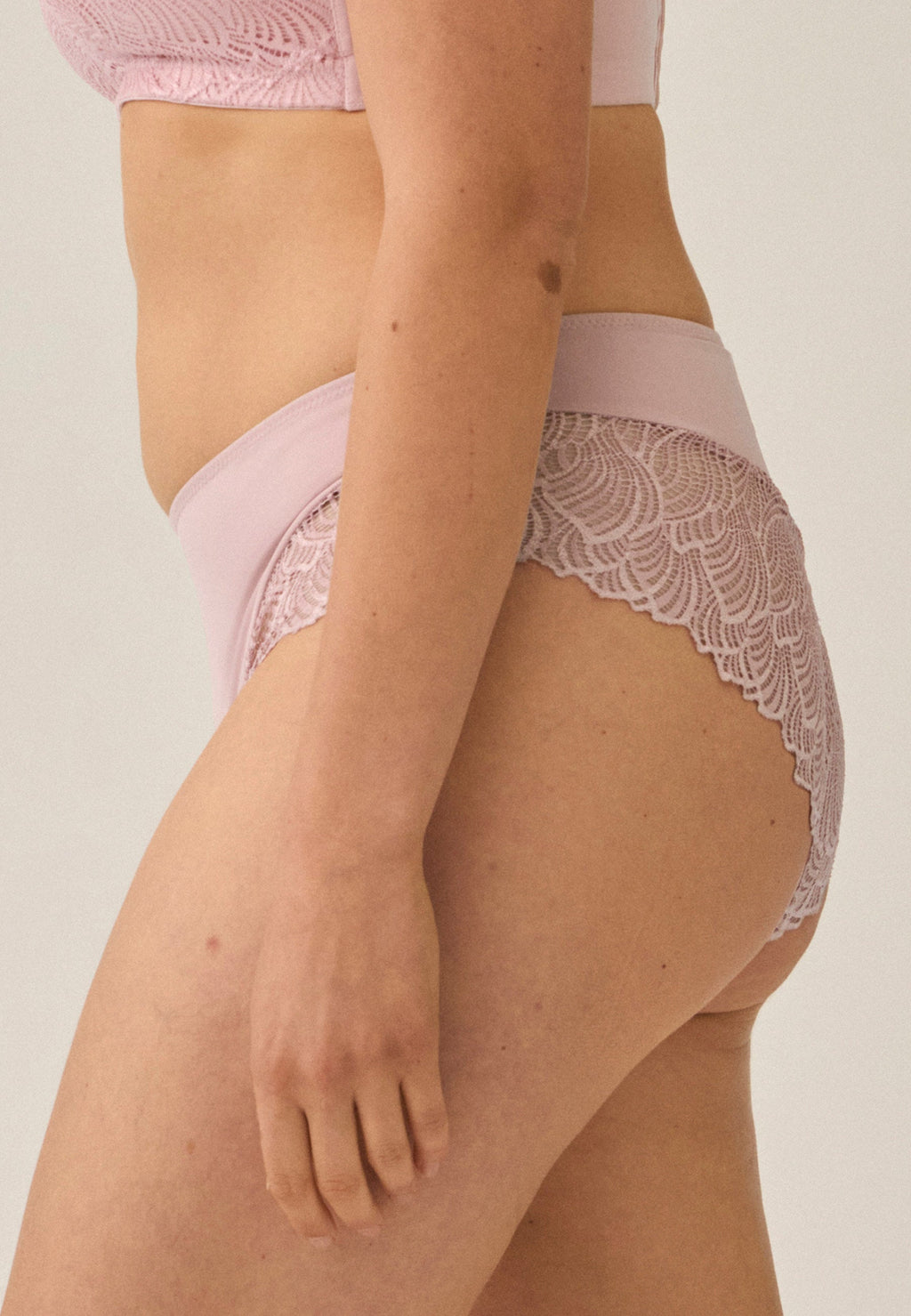 Zijde van vrouw die de hipster met kant in de kleur pink rose van het merk Naturana draagt