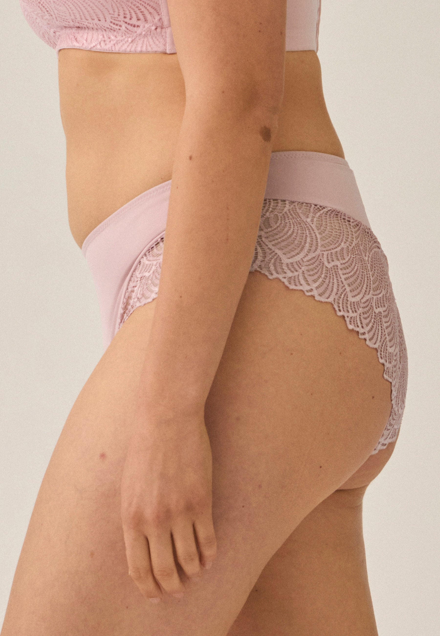 Zijde van vrouw die de hipster met kant in de kleur pink rose van het merk Naturana draagt