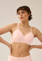 Voorzijde van vrouw die de side smoother bh zonder beugel in de kleur blush van het merk Naturana draagt