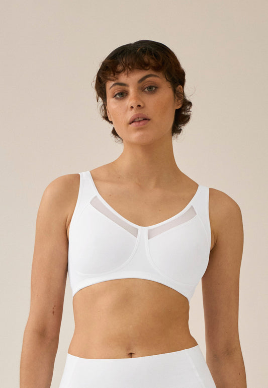 Voorzijde van vrouw die de soft bh met mesh rand in de kleur wit van het merk Naturana draagt