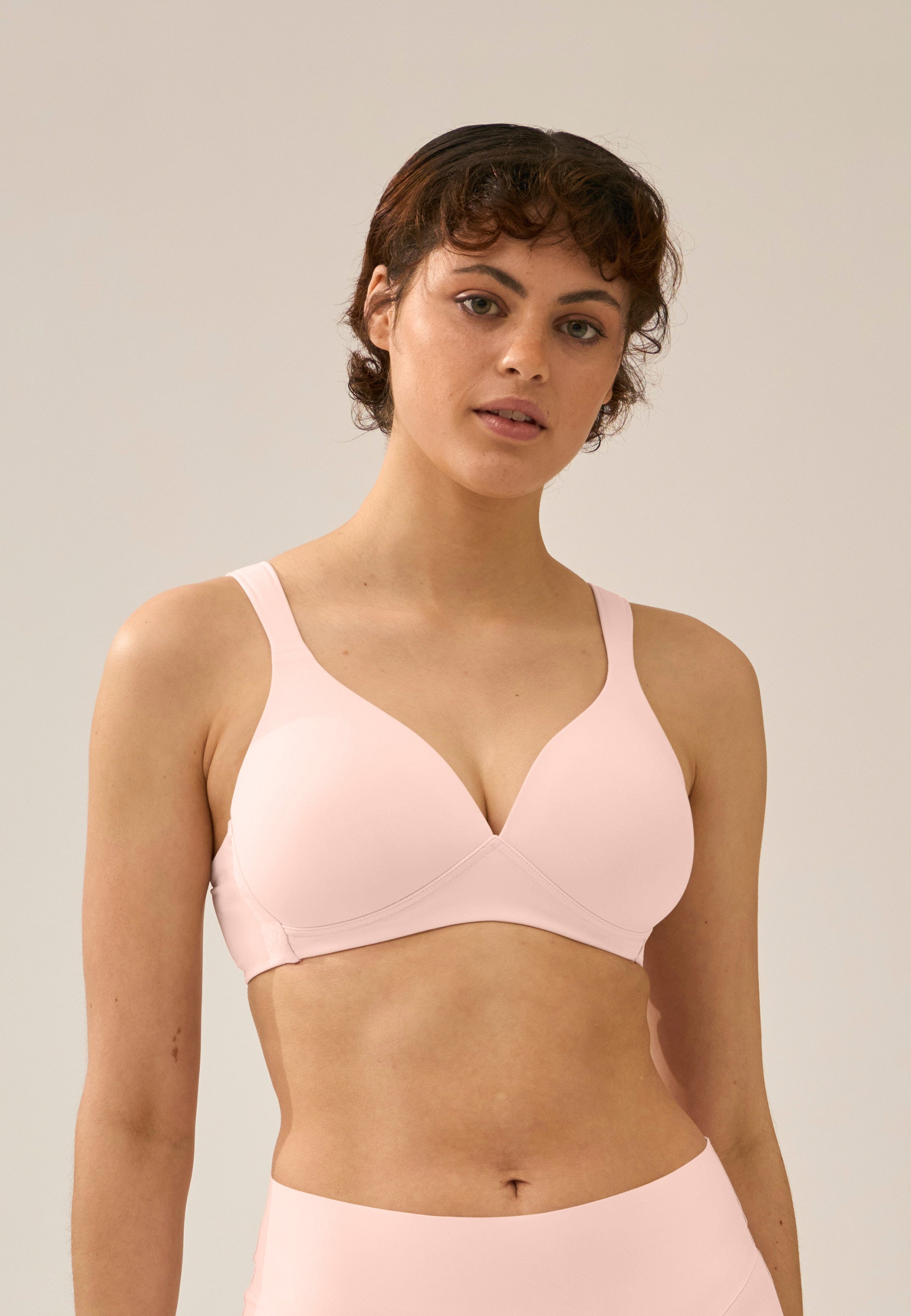 Voorzijde van vrouw die de soft bh met brede bandjes in de kleur blush van het merk Naturana draagt