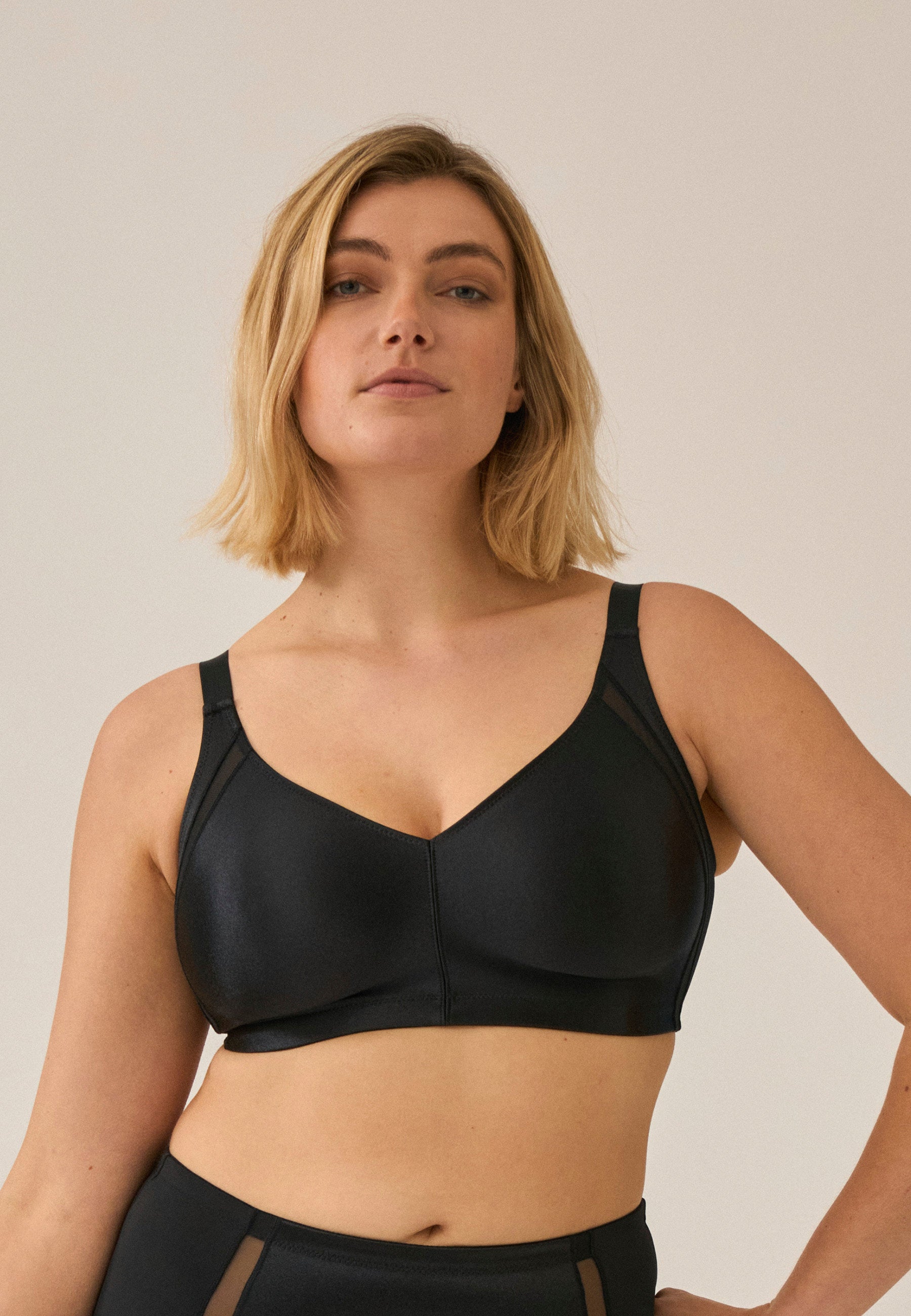 Voorzijde van vrouw die de minimizer bh met mesh detail in de kleur zwart van het merk Naturana draagt
