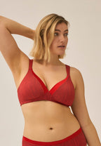Voorzidje van vrouw die de soft bh met glansband in de kleur negroni print van het merk Naturana draagt 