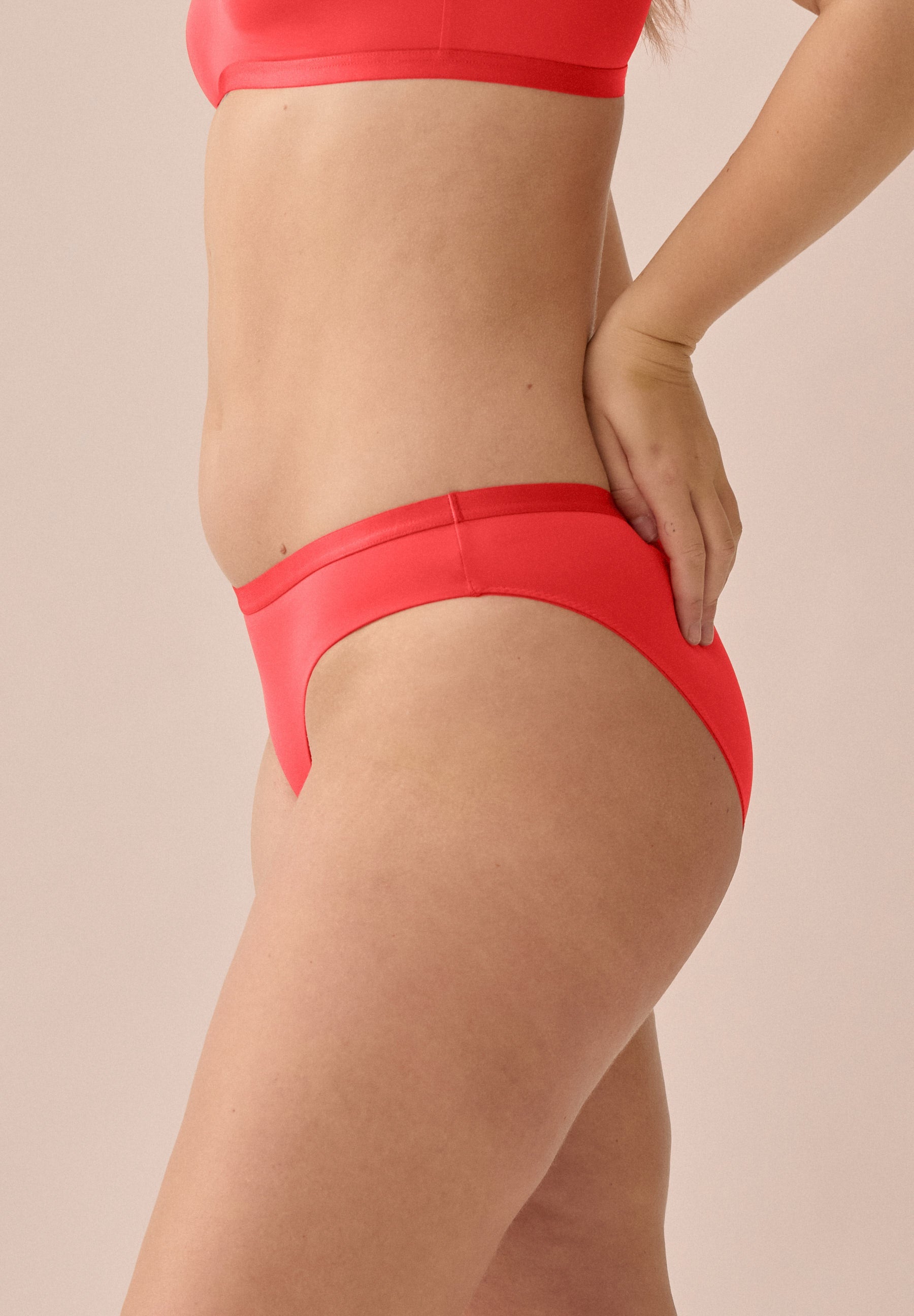 Zijde van vrouw die de slip in de kleur chayenne van het merk Naturana draagt