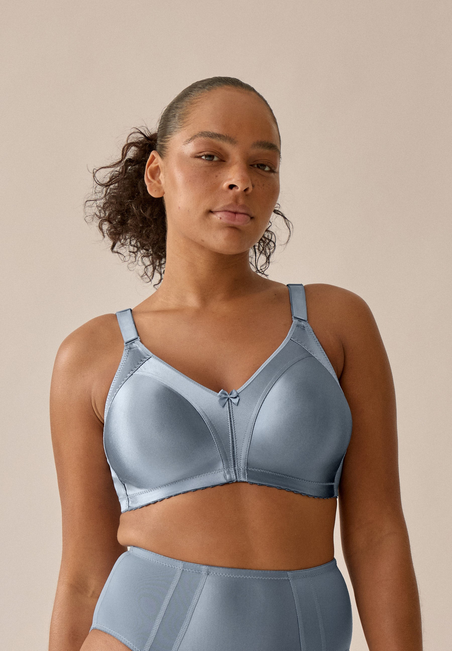 Voorzijde van vrouw die de glanzende minimizer in de kleur moonlight blue van het merk Naturana draagt