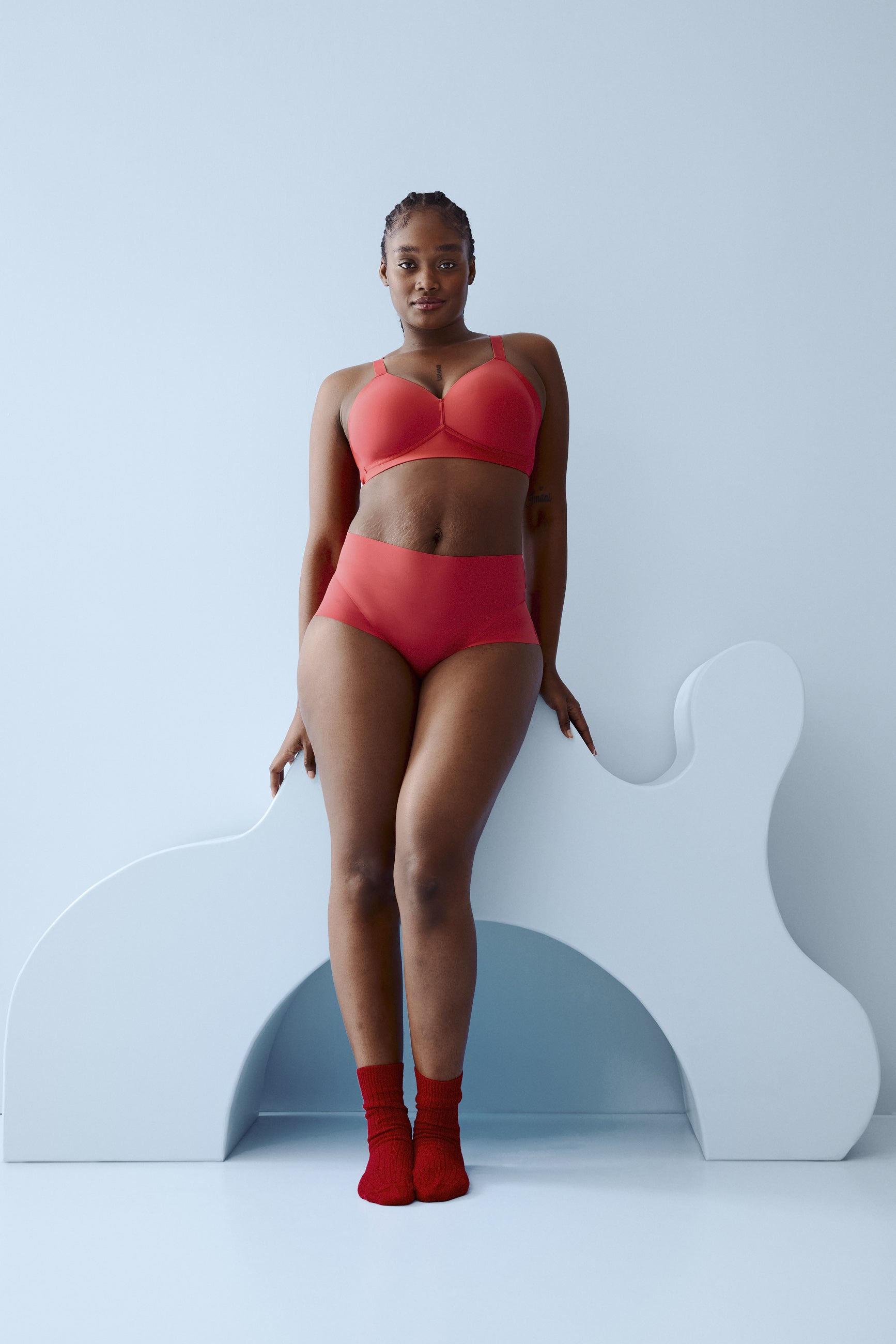 Voorzijde van vrouw die de side smoother bh zonder beugel en high waist slip in de kleur Chayenne van het merk Naturana draagt