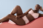 Voorzijde van vrouw die de soft bh met mesh detail en slip met mesh detail in de kleur pink rose van het merk Naturana draagt
