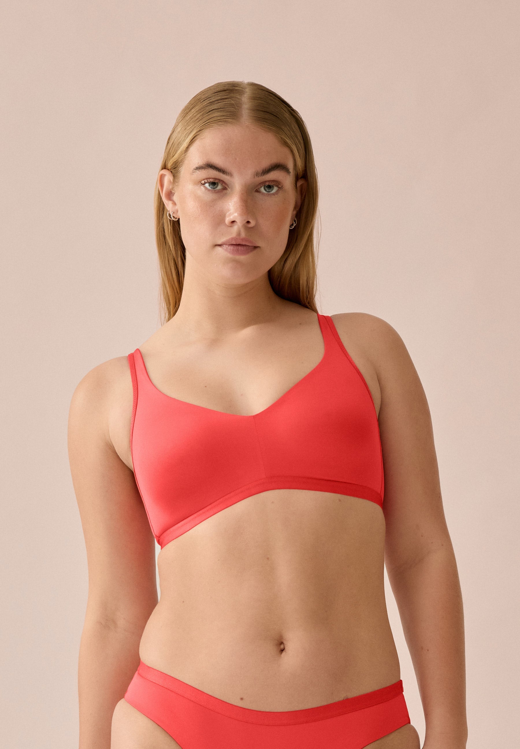 Voorzijde van vrouw die de minimizer bh in de kleur chayenne van het merk Naturana draagt