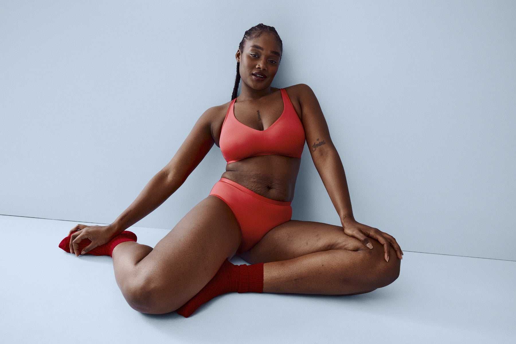 Voorzijde van vrouw die minimizer bh en de slip in de kleur chayenne van het merk Naturana draagt
