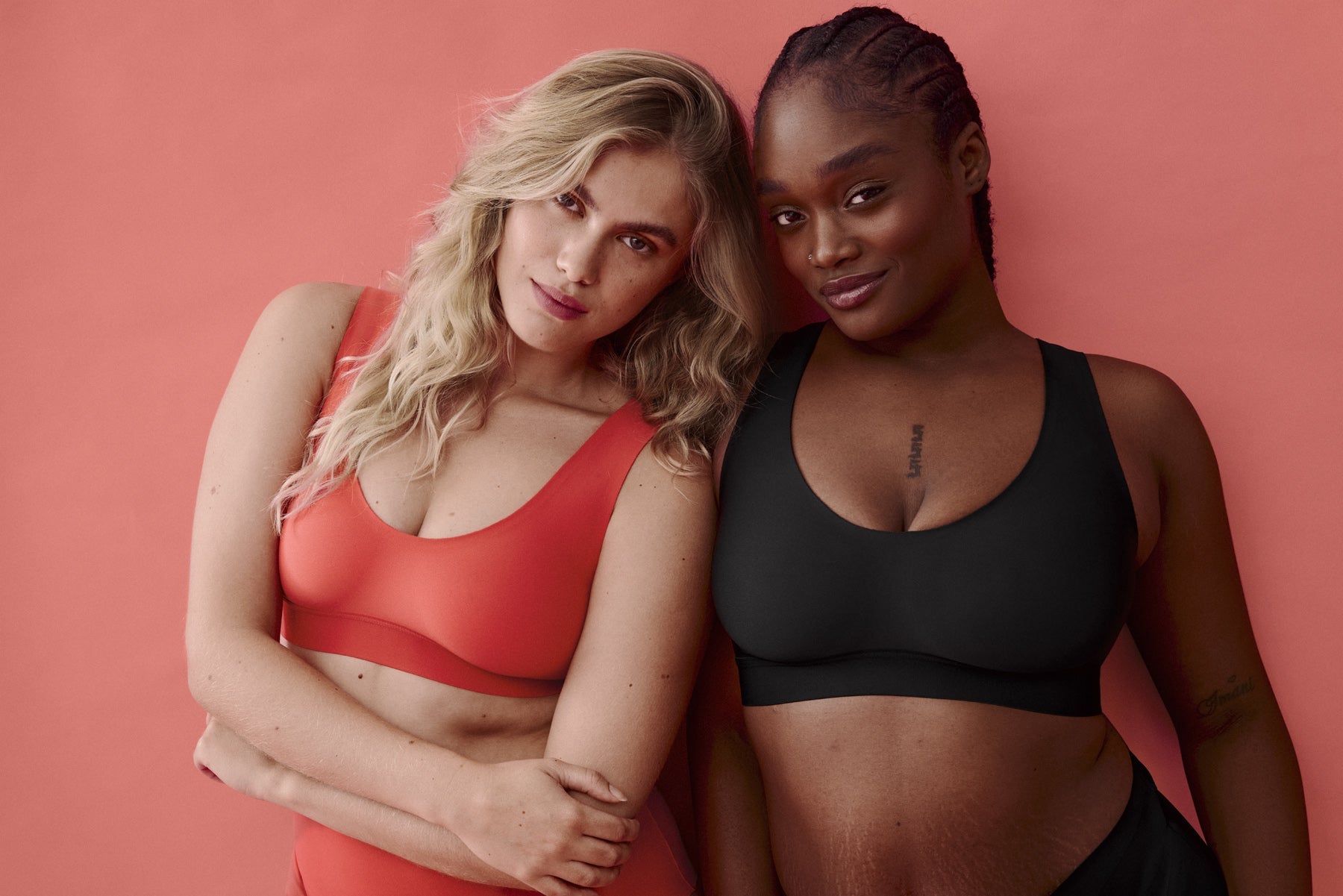 Voorzijde van twee vrouwen die de smoothing bh in de kleur zwart en de kleur chayenne van het merk Naturana dragen