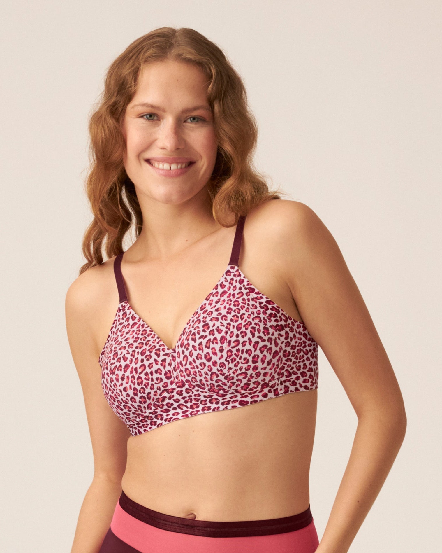 Voorzijde van vrouw die de side smoother bh zonder beugel in de kleur leopard print van het merk Naturana draagt