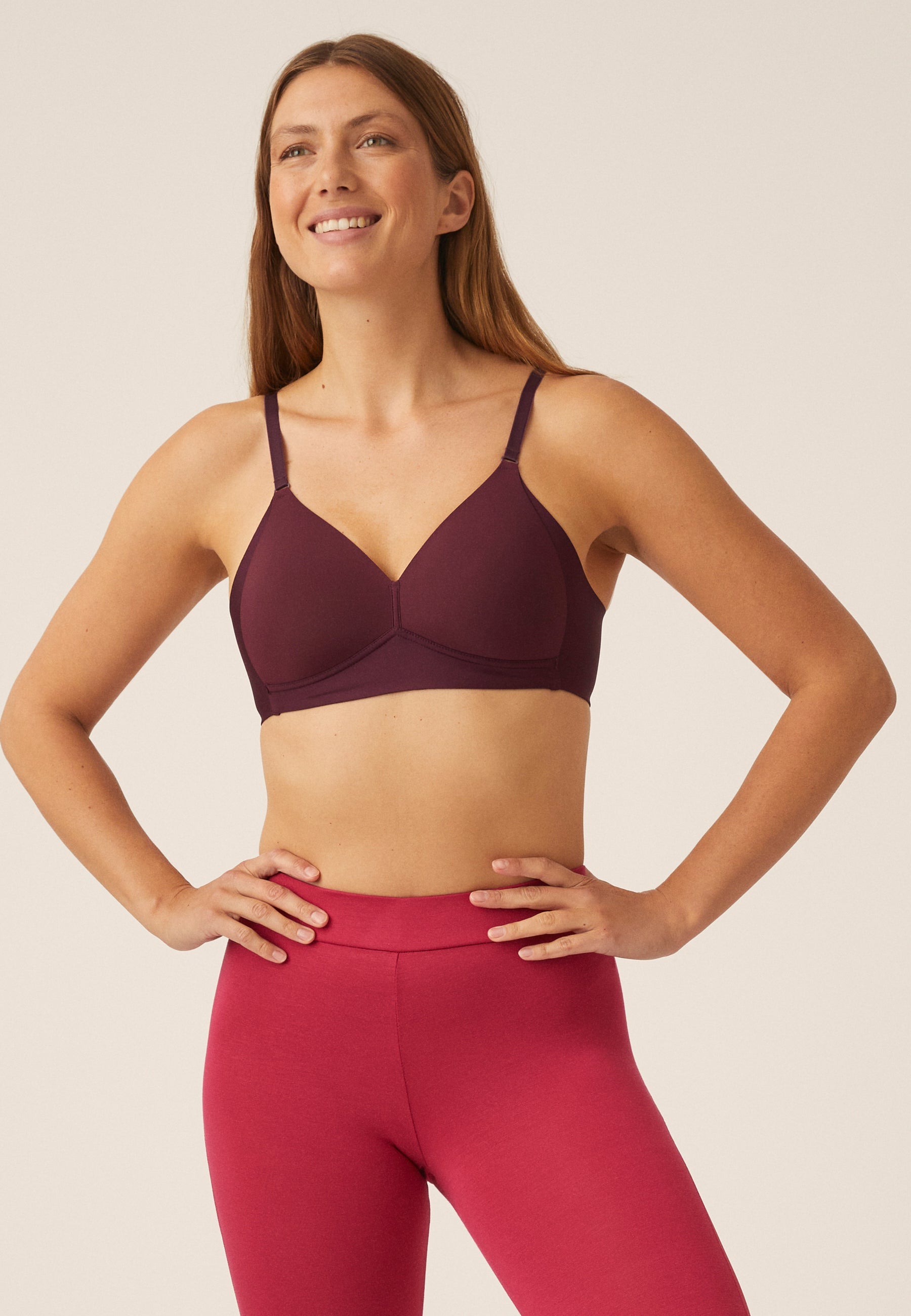 Voorzijde van vrouw die de side smoother bh zonder beugel in de kleur burgundy van het merk Naturana draagt