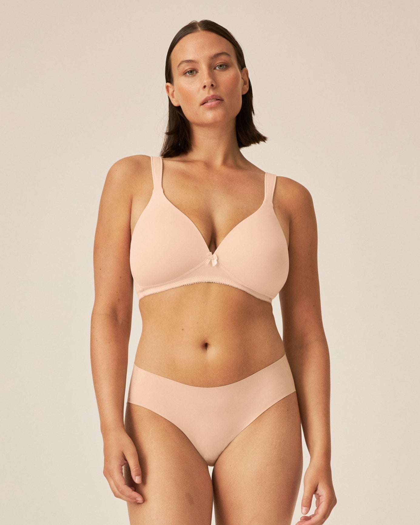 Voorzijde van vrouw die de soft bh met brede bandjes in de kleur beige van het merk Naturana draagt 