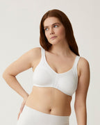Voorzijde van vrouw die de minimizer bh met side smoother in de kleur wit van het merk Naturana draagt