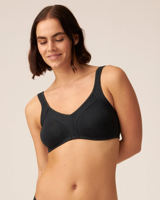 Voorzijde van vrouw die de minimizer bh met side smoother in de kleur zwart van het merk Naturana draagt