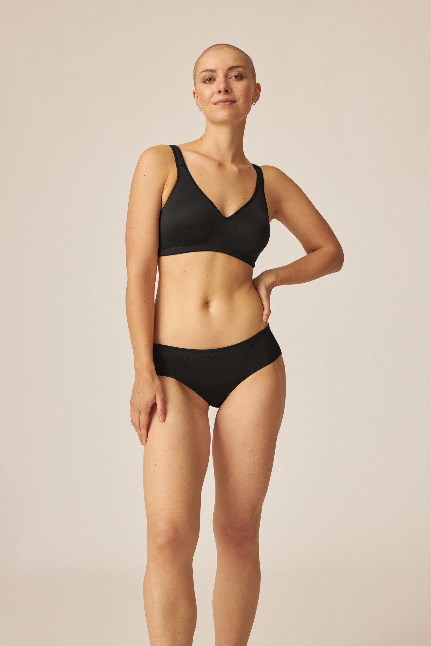 Voorzijde van vrouw die de slip met glansband in de kleur zwart van het merk Naturana draagt