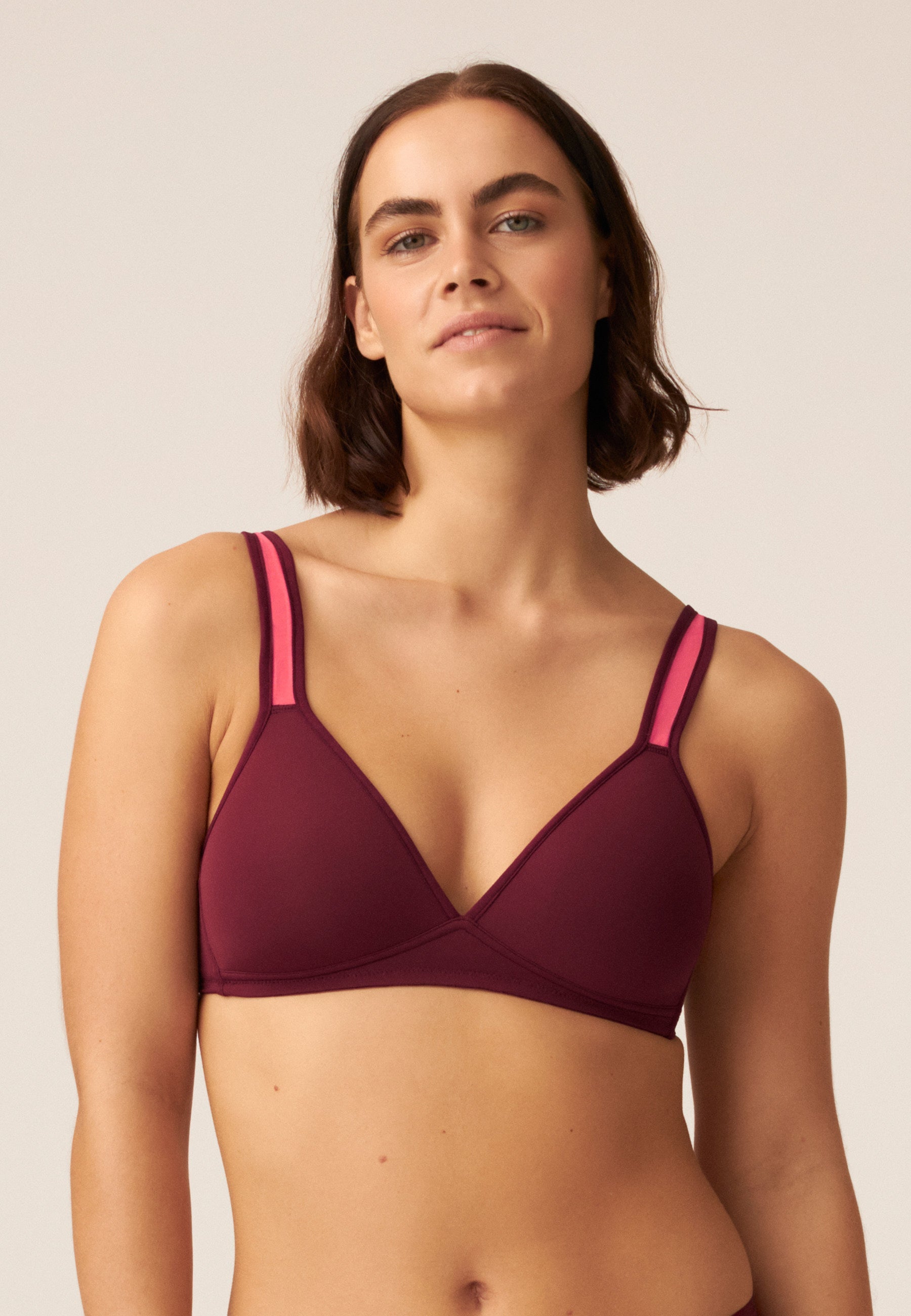 Voorzijde van vrouw die de soft bh met mesh bandjes in de kleur astro dus van het merk Naturana draagt