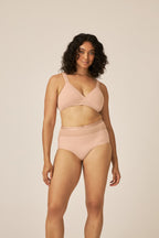 Voorzijde van vrouw die de hoge slip met mesh detail in de kleur beige van het merk Naturana draagt