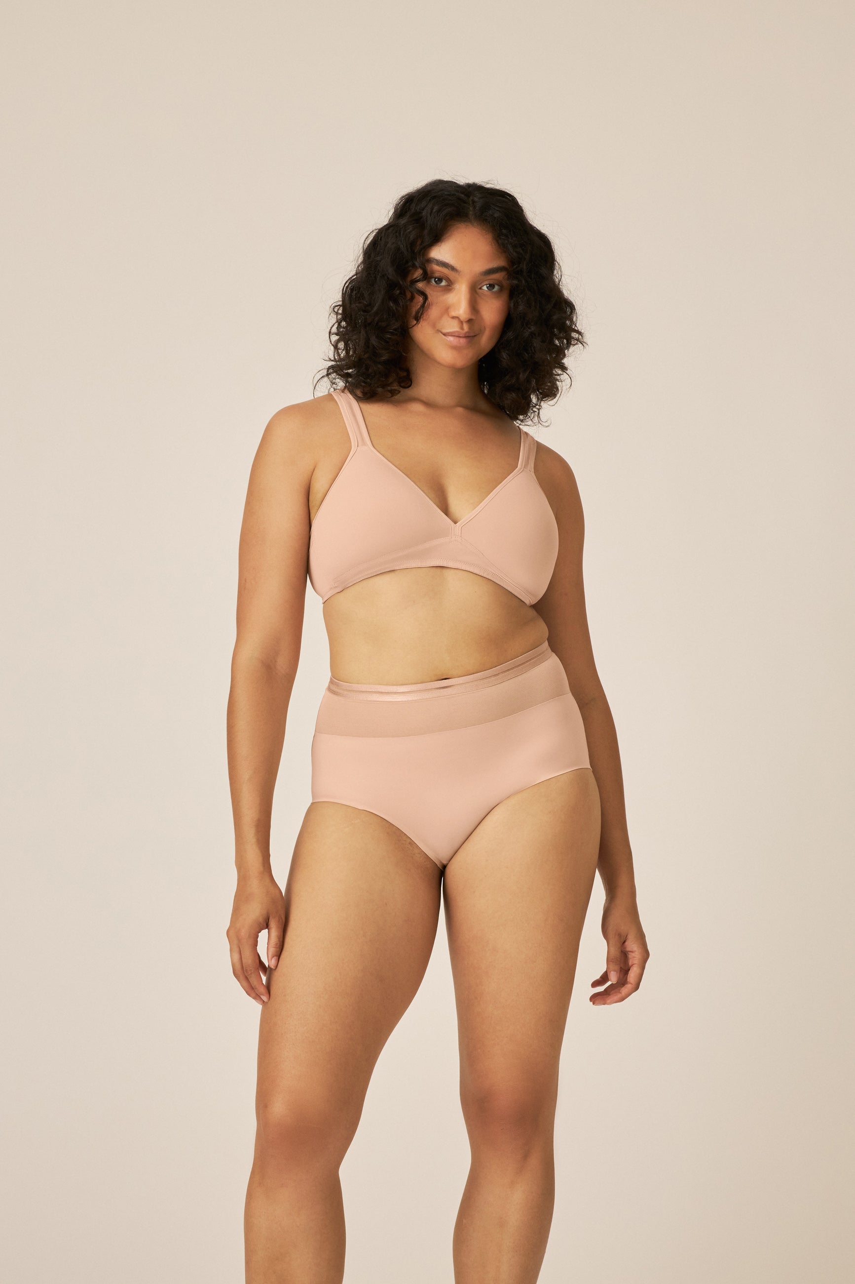 Voorzijde van vrouw die de hoge slip met mesh detail in de kleur beige van het merk Naturana draagt