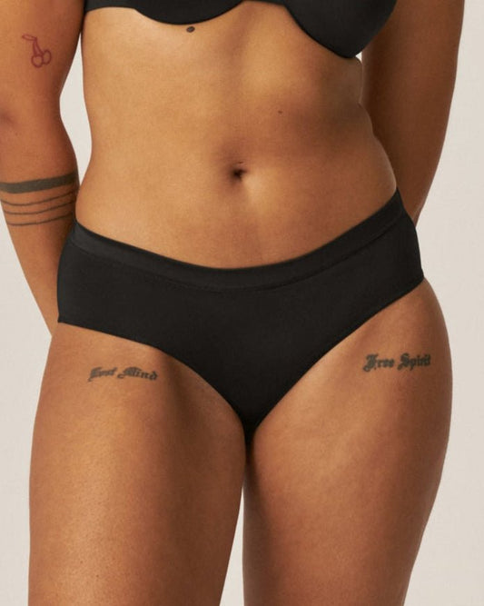 Voorzijde van vrouw die de slip met glansband in de kleur zwart van het merk Naturana draagt