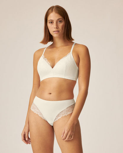 Voorzijde van vrouw die de soft bh met kant in de kleur ecru van het merk Naturana draagt