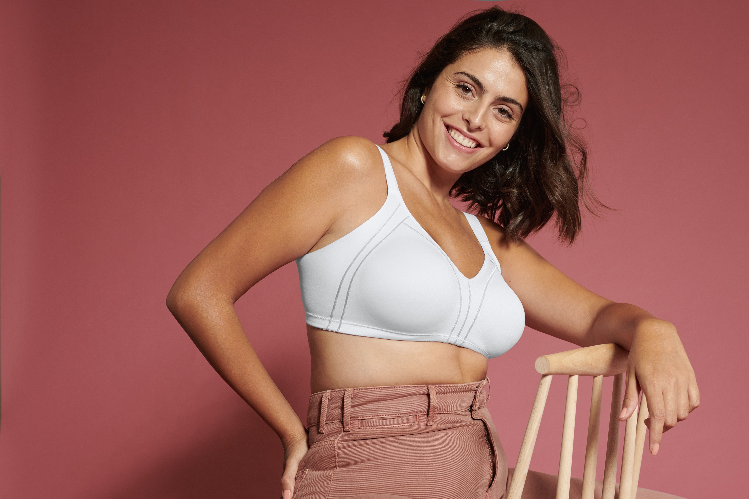 Zijde van vrouw die de minimizer bh met side smoother in de kleur wit van het merk Naturana draagt
