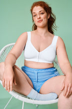 Voorzijde van vrouw die de soft bh met voorsluiting in de kleur wit van het merk Naturana draagt