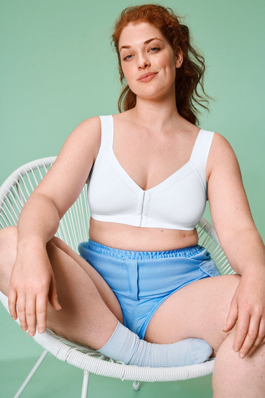 Voorzijde van vrouw die de soft bh met voorsluiting in de kleur wit van het merk Naturana draagt