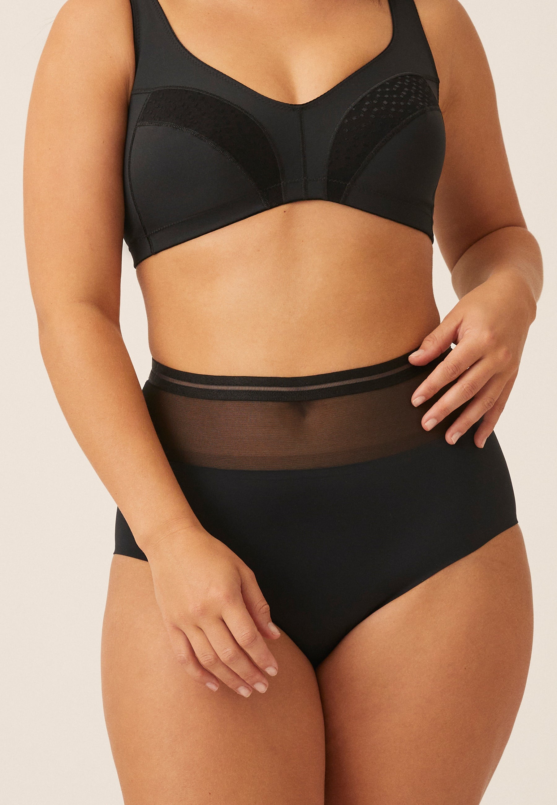 Voorzijde van vrouw die de hoge slip met mesh detail in de kleur zwart van het merk Naturana draagt